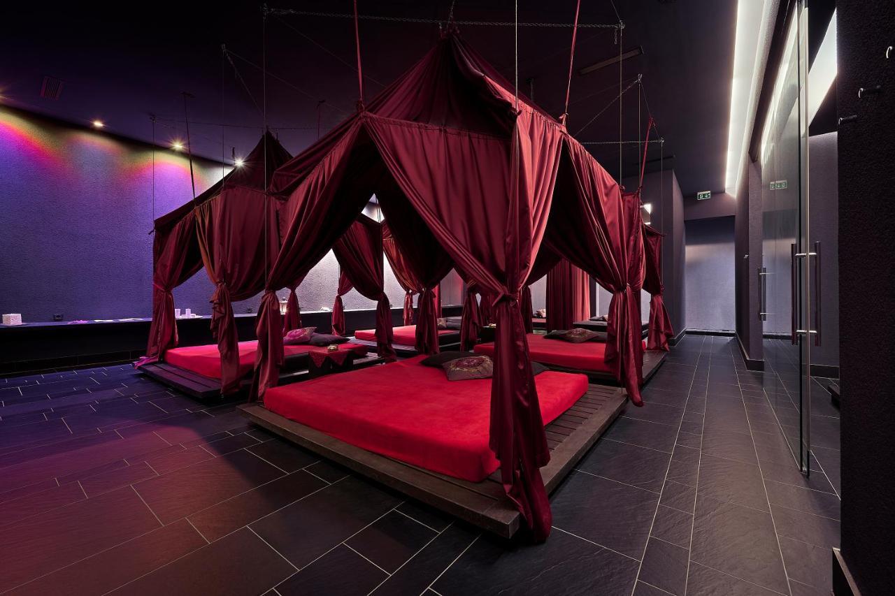 팔켄슈타이너 호텔&스파 이아데라 돈제페트레케인 외부 사진 The interior of the nightclub