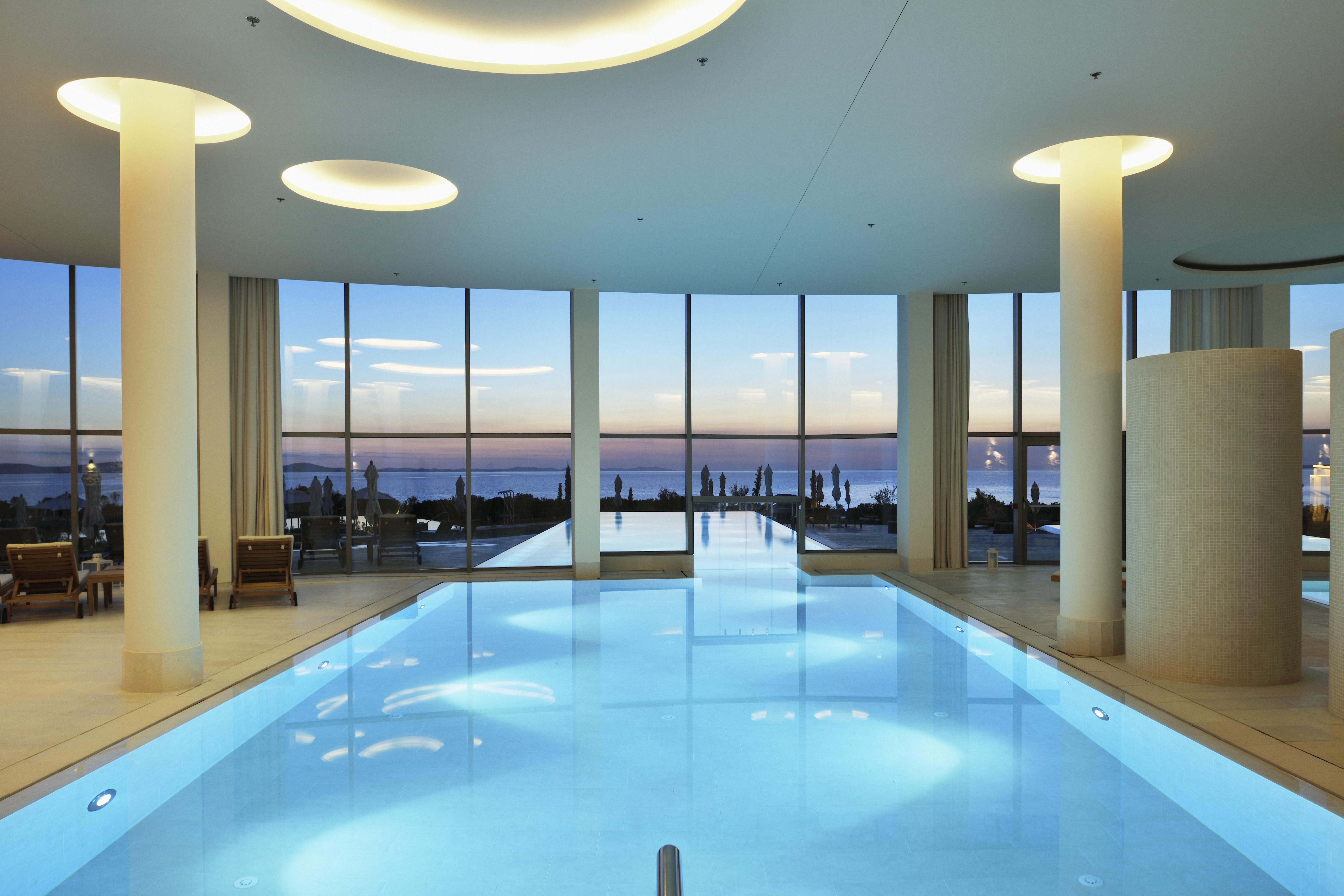 팔켄슈타이너 호텔&스파 이아데라 돈제페트레케인 외부 사진 The pool at the hotel