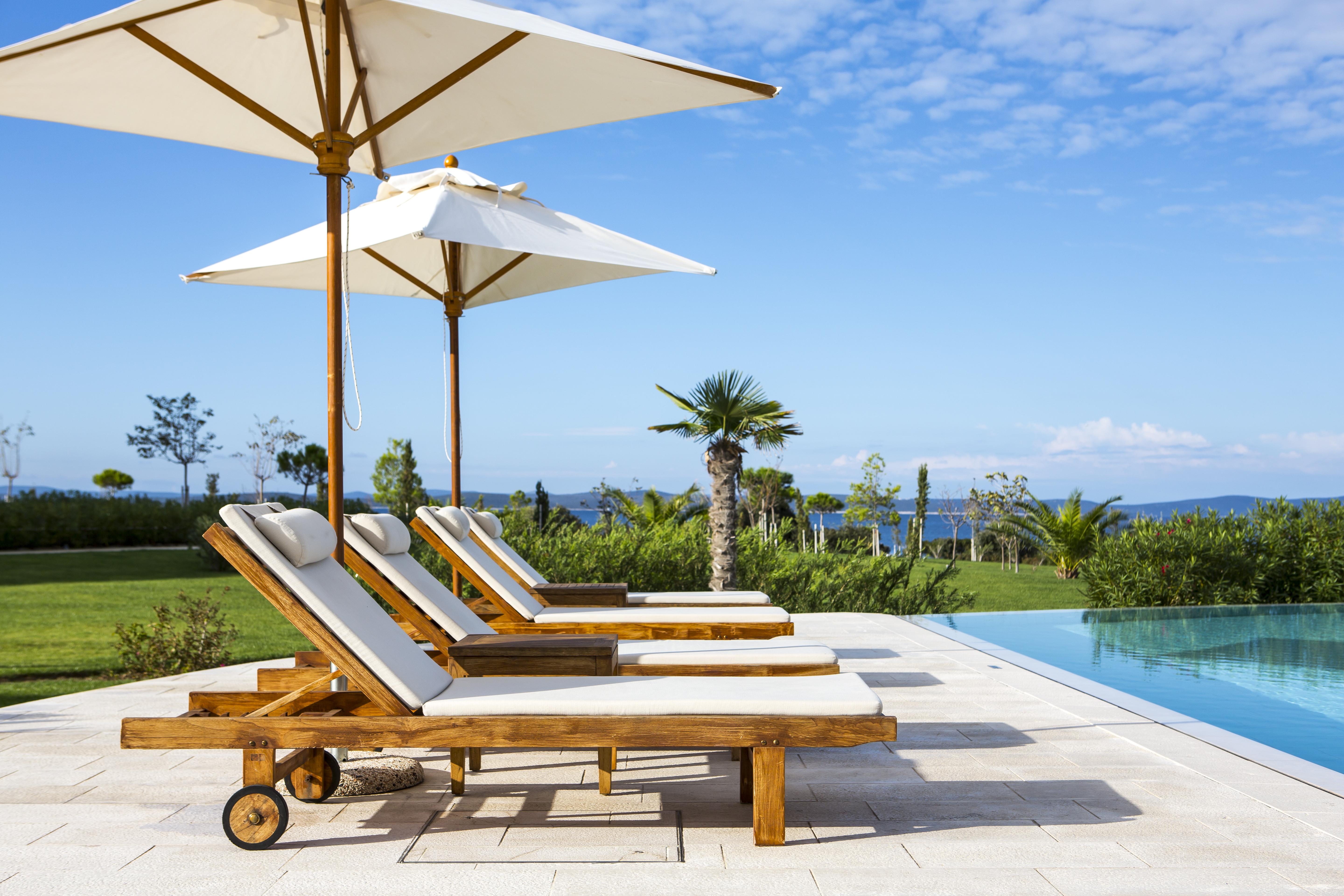 팔켄슈타이너 호텔&스파 이아데라 돈제페트레케인 외부 사진 A poolside lounge chair