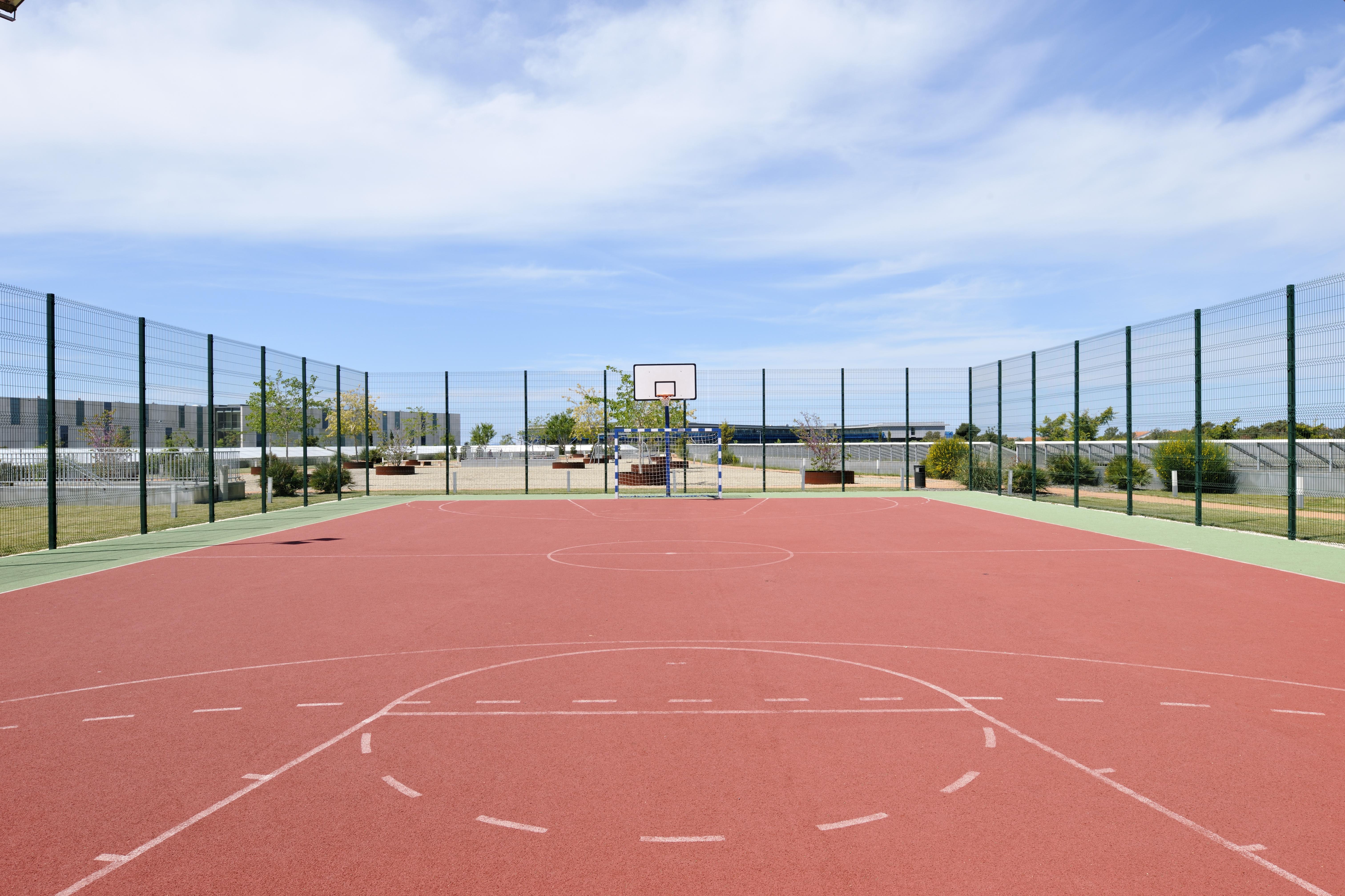 팔켄슈타이너 호텔&스파 이아데라 돈제페트레케인 외부 사진 Basketball court at the University of New England, Australia