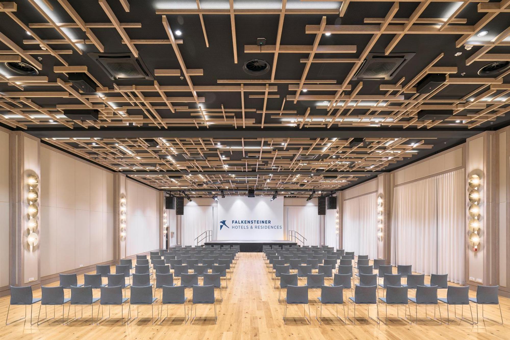 팔켄슈타이너 호텔&스파 이아데라 돈제페트레케인 외부 사진 The Auditorium