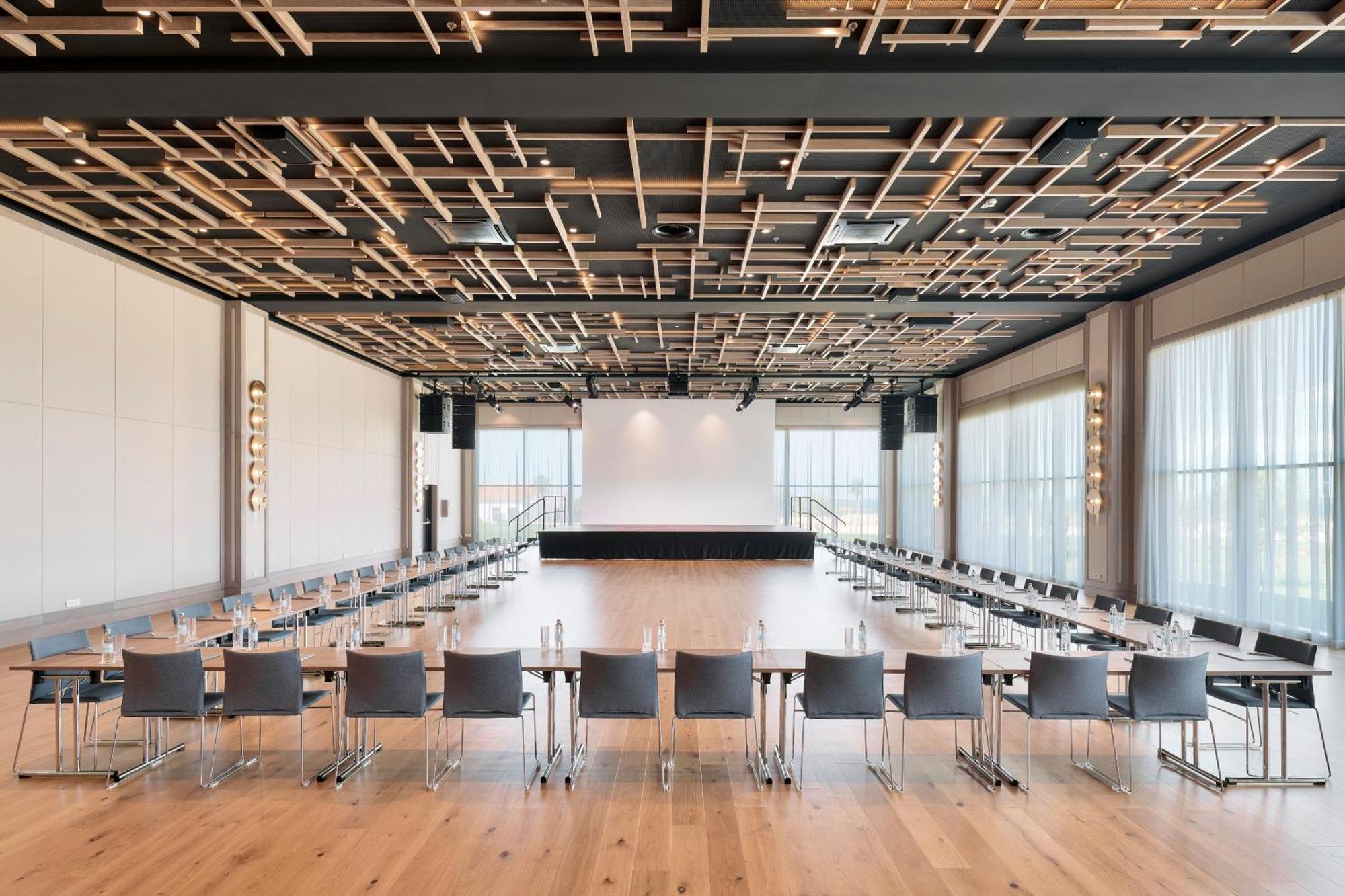 팔켄슈타이너 호텔&스파 이아데라 돈제페트레케인 외부 사진 The 100-seat auditorium