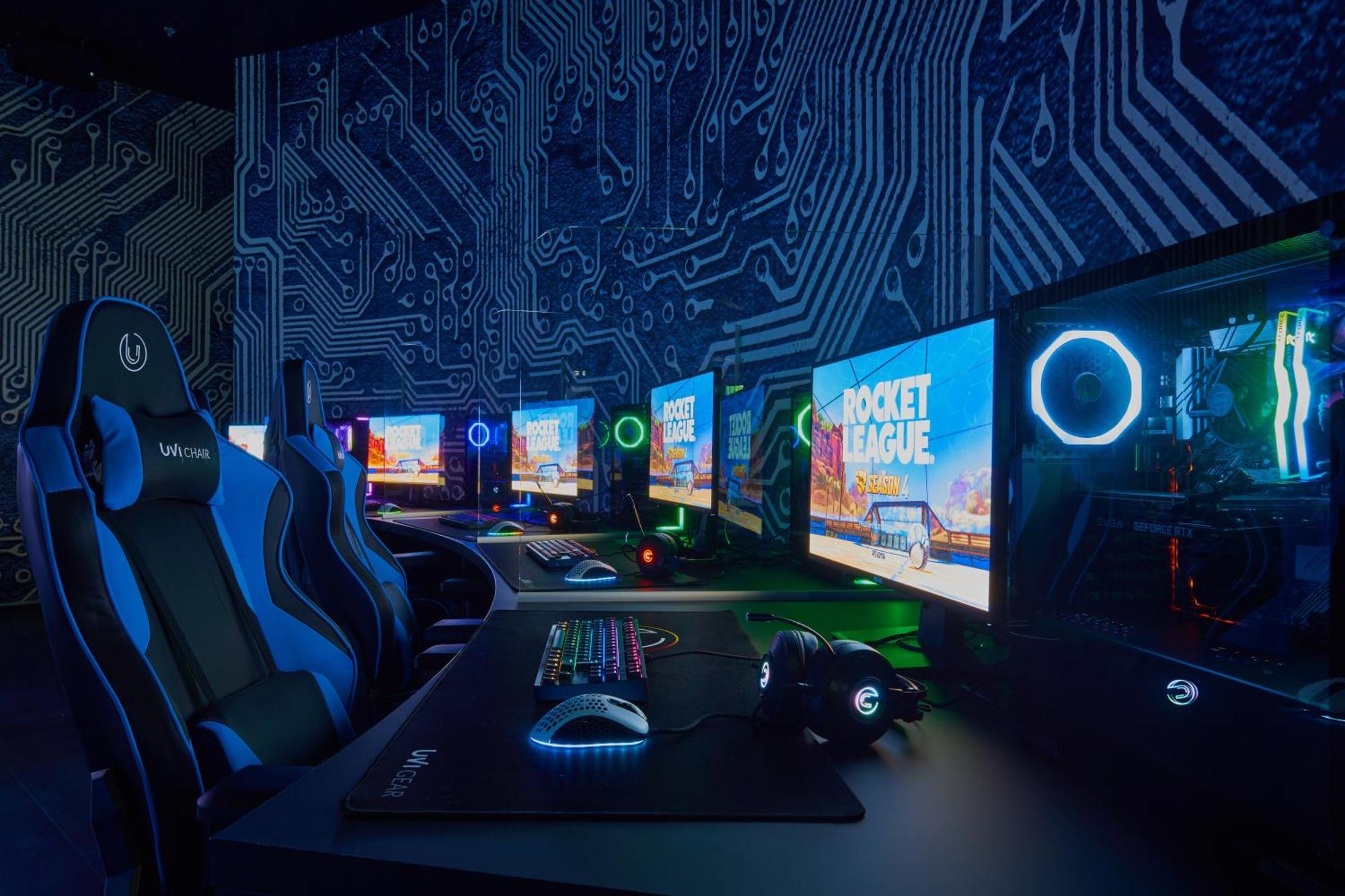 팔켄슈타이너 호텔&스파 이아데라 돈제페트레케인 외부 사진 The gaming room at the 2019 Intel Extreme Masters
